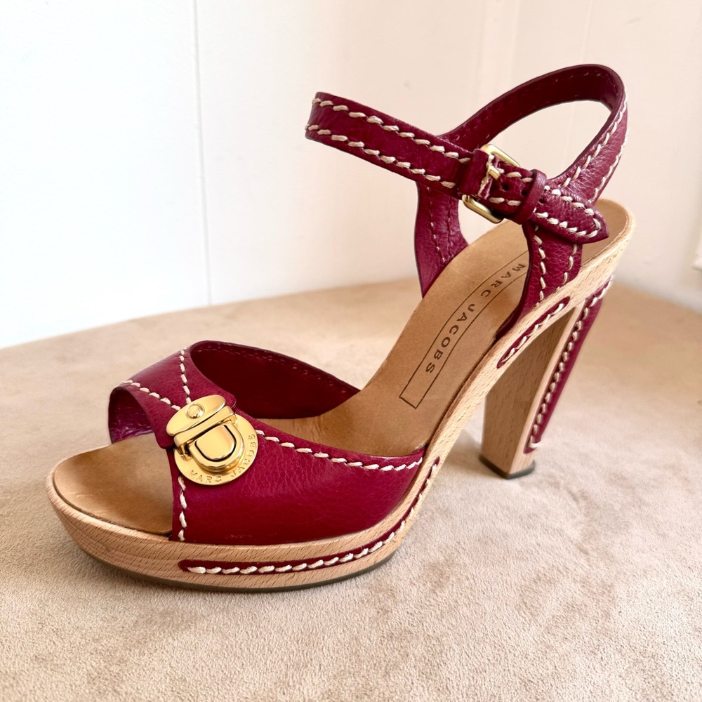 Gorgeous MARC JACOBS Sangria Wood Heeled Buckle Sandals 38 8 Platform Italy $690